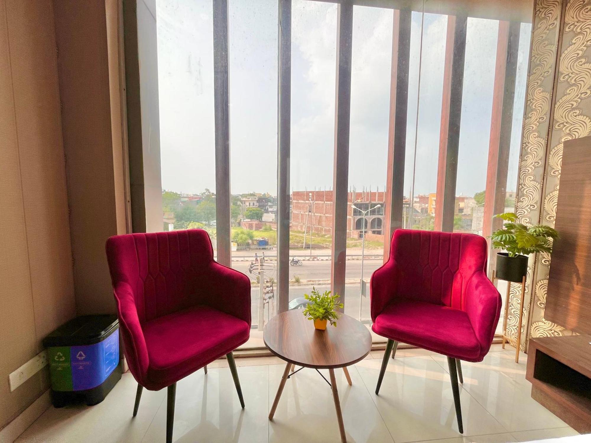 Hotel The Pearl Grand - Top Rated ! Most Awarded ! Parking ! Lift ! Luxury Rooms ! Best Selling Zirakpur Exterior foto